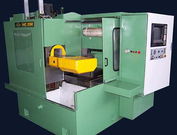 Фото пятикоординатного фрезерного верстата МС032